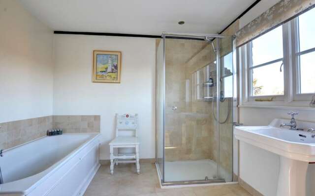 Stunning Holiday Home in Robertsbridge with Private Garden