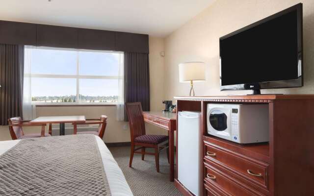 Days Inn & Suites by Wyndham Langley