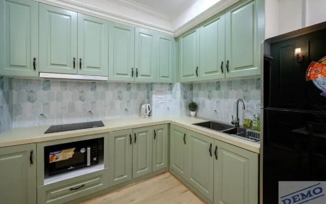 Luxe Paradise Suites Dich Vong Hau