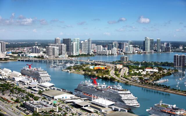 DoubleTree by Hilton Grand Hotel Biscayne Bay