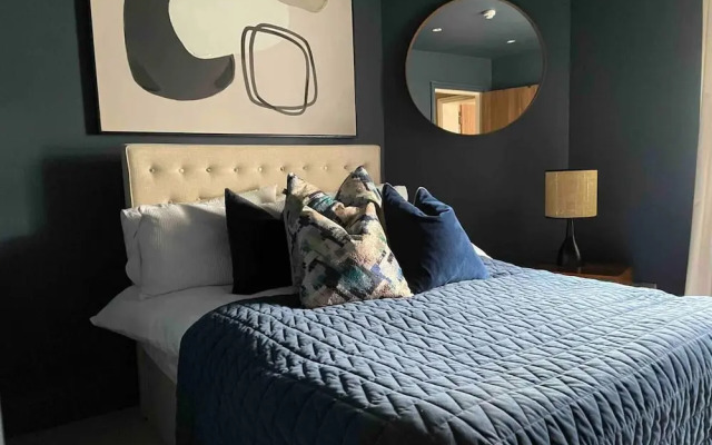 Stunning Apartment by The Leas, West End