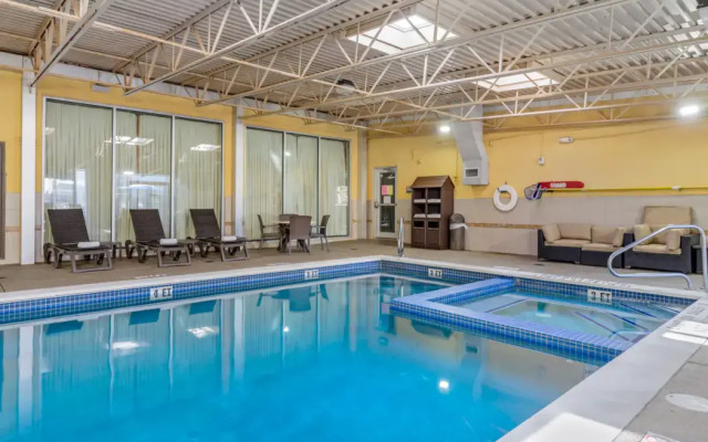 Comfort Inn & Suites Triadelphia - Wheeling