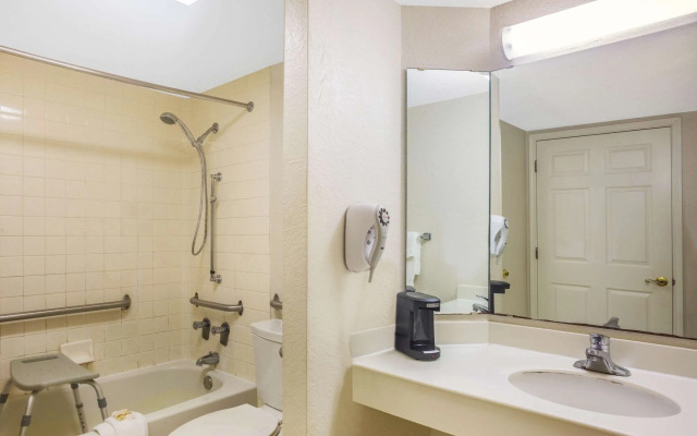 Super 8 by Wyndham Eagle Pass