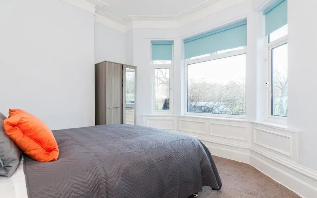 6 Bed House near Manchester