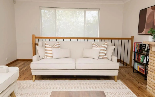 Karimi House Spacious Professionally Styled Sleeps 10 – Guest Rooms – Orange