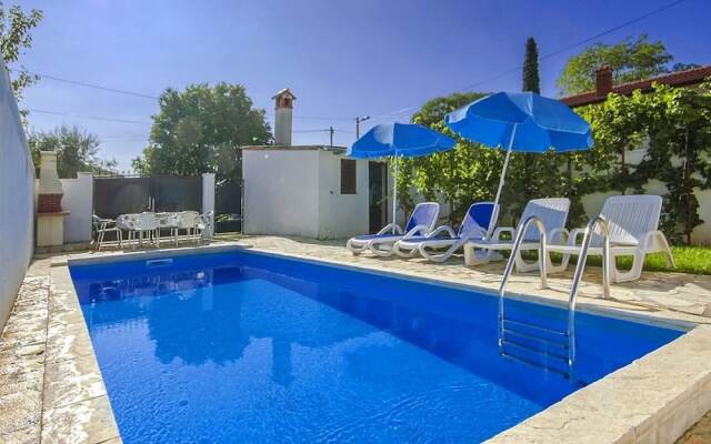 Rustic Villa in Žbandaj With Private Swimming Pool
