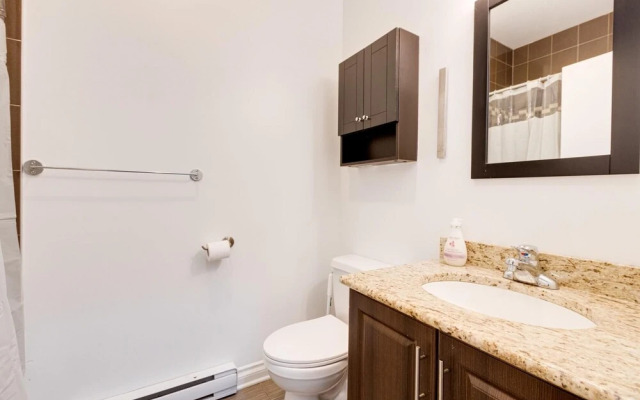 M11 Beautiful Cozy 2BR w AC Perfect Location