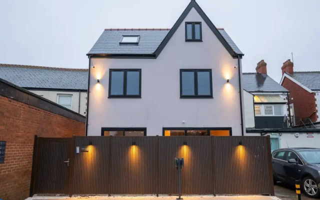 Luxurious 2 Bed Central Cardiff Free EV Charge