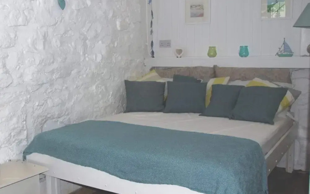 3 Bedroom House Near Town & Beaches. Quiet Street
