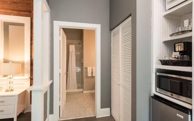 Alexander's Guesthouse - Adults Only
