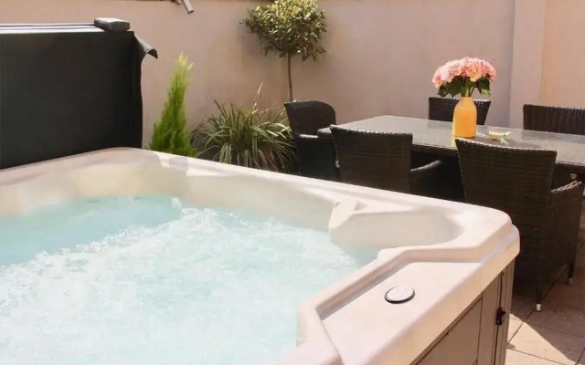 Dream Stays Bath - Trim Street Townhouse with Hot tub