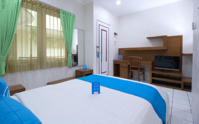 RedDoorz near Setrasari Mall 2
