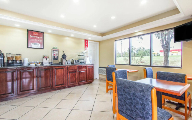 Econo Lodge Inn & Suites