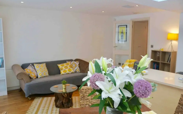 Pleasant, Intimate Flat With Backyard in Battersea