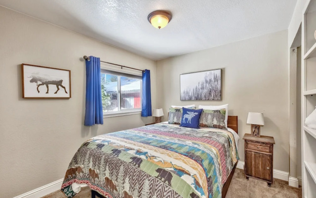 Dancing Bear Cabin Pet Friendly, Sleeps 4, Totally Cute!