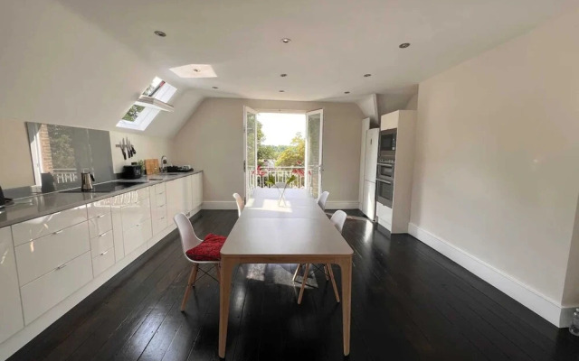 Stylish 1 Bedroom Top Floor Apartment in Highgate