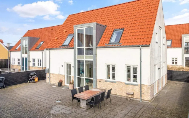 Holiday Home, 750m From Beach