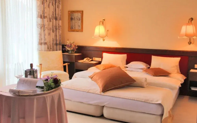 Dietrichsteinerhof Apartments & Rooms