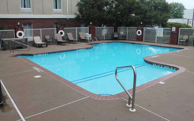 Holiday Inn Express & Suites Starkville by IHG