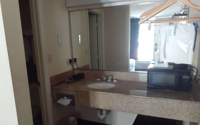 Travelodge by Wyndham Virginia Beach Bay Beach
