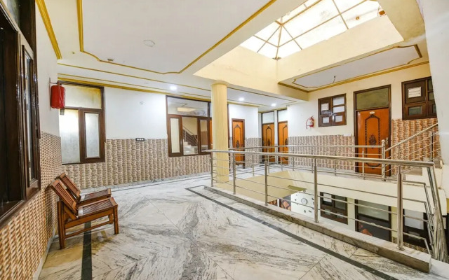 Fabhotel Royal Inn