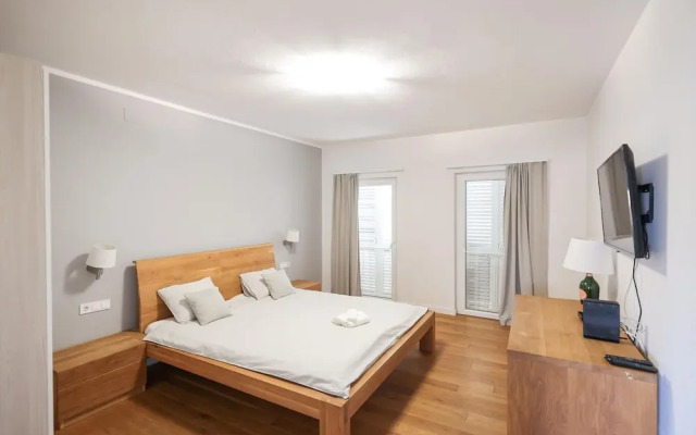 Modern Holiday Home With Balcony in old Town