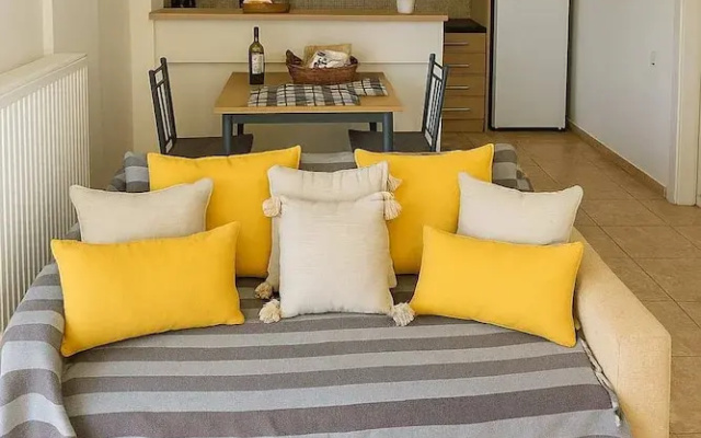 Filiatra Cozy Central Gem With Balcony