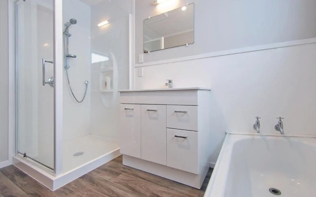 Sea Breeze - Whangamata Holiday Home