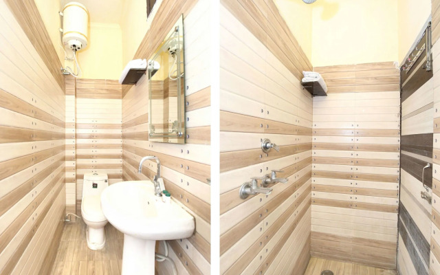 OYO 11642 Hotel Golden Grand