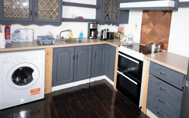 Quirky Apt - Sleeps 6 - Coastal Area - Parking