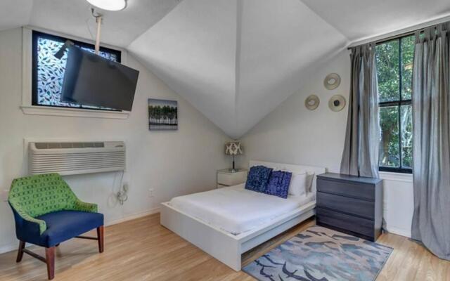Comfy studio - stylish yet budget friendly!
