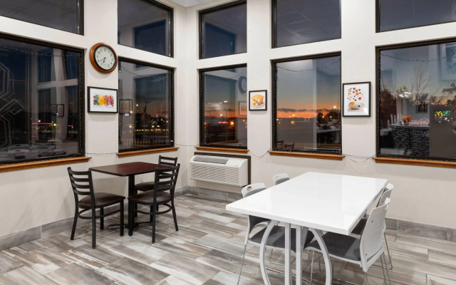 Super 8 by Wyndham Winona MN