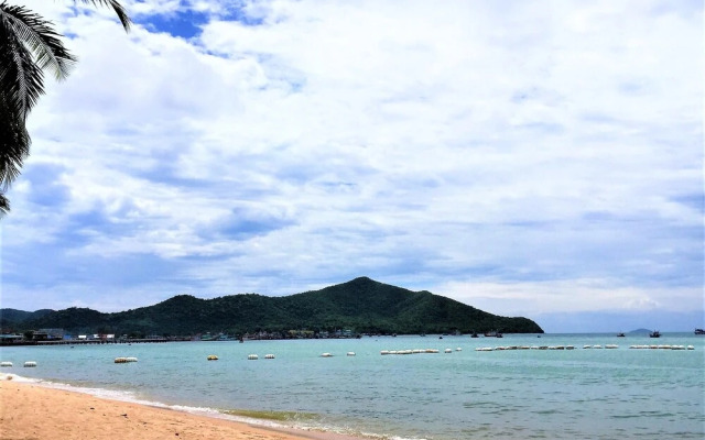 Lovely Beaches at Bangsaray & Great Resturants Quiet Location