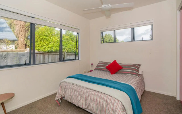 Sunlight Bach - Whitianga Holiday Home