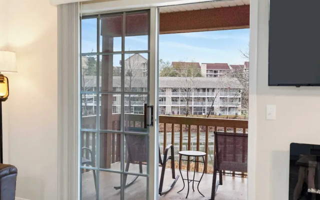 Chandlers Pondview Getaway Chic Branson Escape