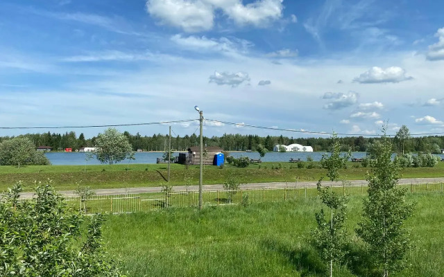 Дом у пруда