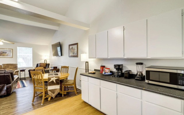 Wine Tours & Antiquing: Townhome Near Dtwn Brenham