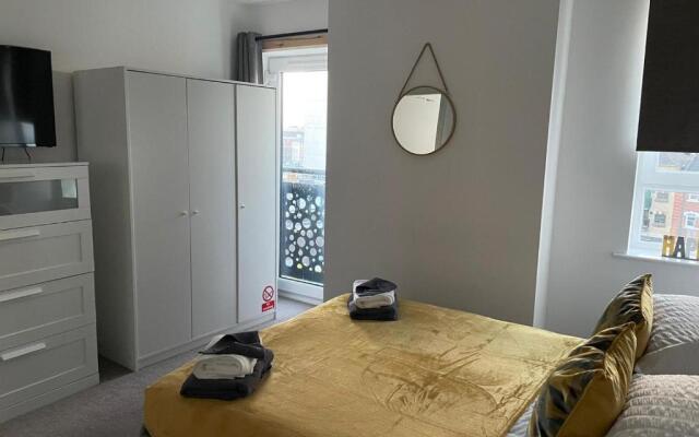 City Centre Duplex Sleeps 4 H9