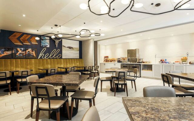 DoubleTree by Hilton Austin - University Area