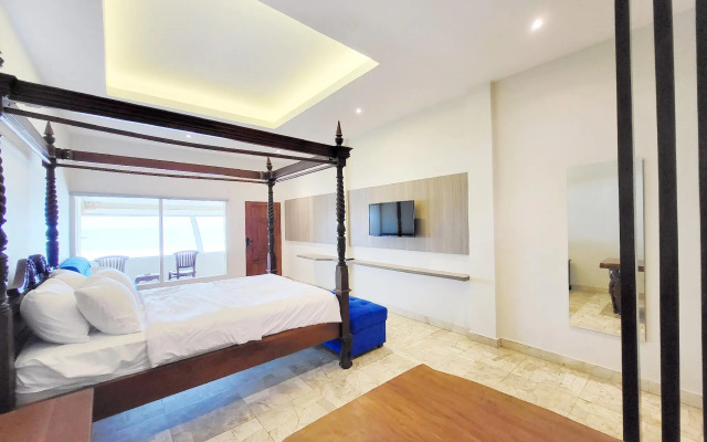 77 Sunset Plaza