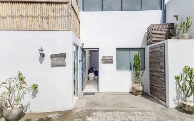 Studio Santorini - 1 BR Loft in Canggu