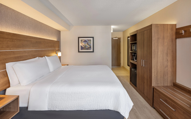 Holiday Inn Express Toronto - Downtown by IHG - Image 7