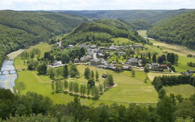 Calm Holiday Home with Garden in Bièvre