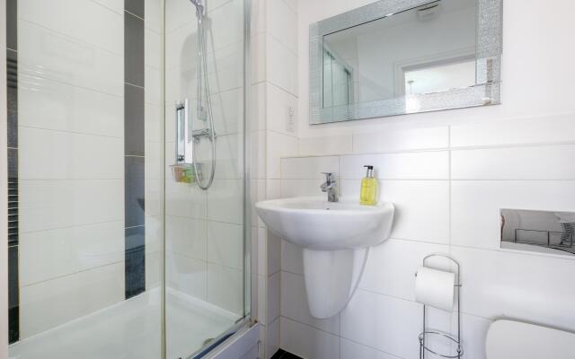 London Heathrow Living Holywell Serviced House D