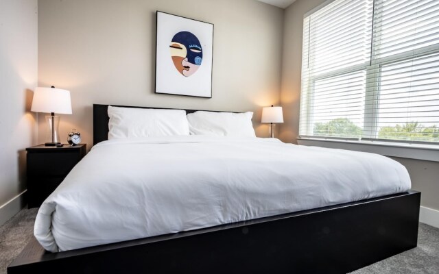 Luxurious 2 BR 2BR Downtown Apartment