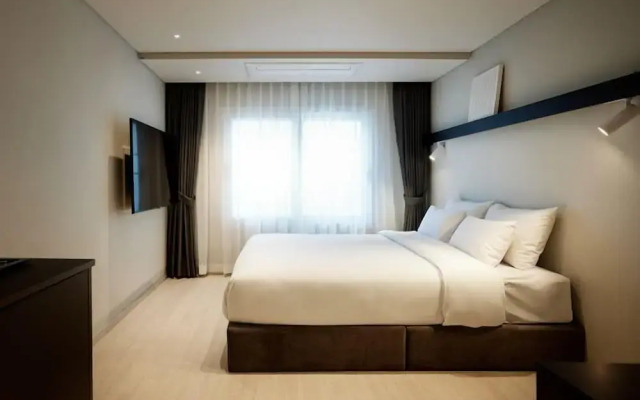 The Connoisseur Residence Hotel