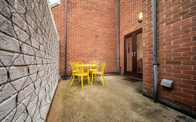 Charming & Central Apt w/ Garden & Free Parking