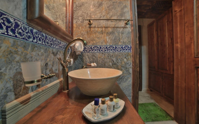 Caravanserai Inn Hotel