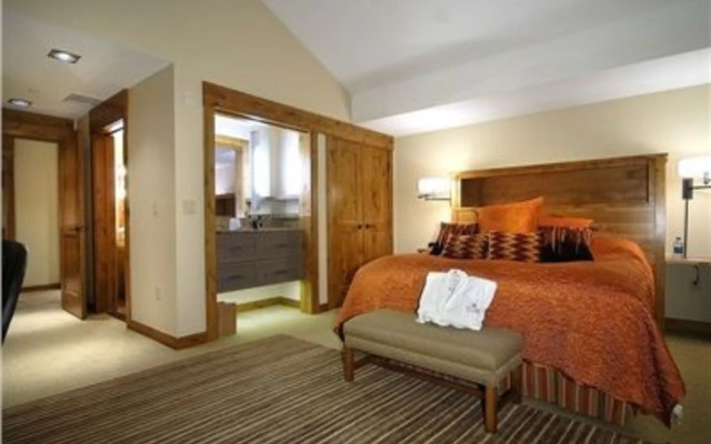 Lodge at Mountaineer Square