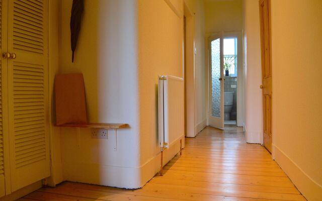 2 Bedroom Flat With Views of Holyrood